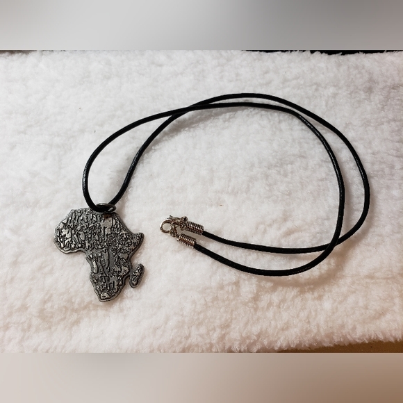 OFFICIAL RESIDENT EVIL 5 Kijuju Necklace Promo Capcom Rare - Picture 4 of 12